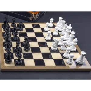 Staunton chess set in turned wood, complete set of pieces