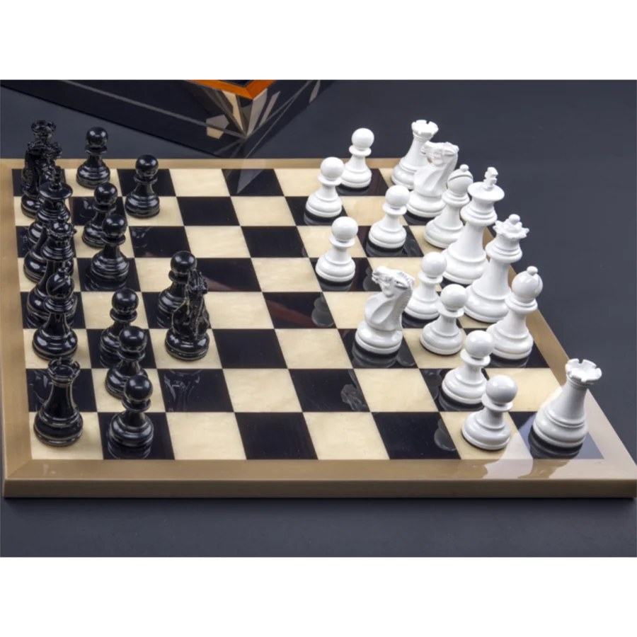Staunton chess set in turned wood, complete set of pieces